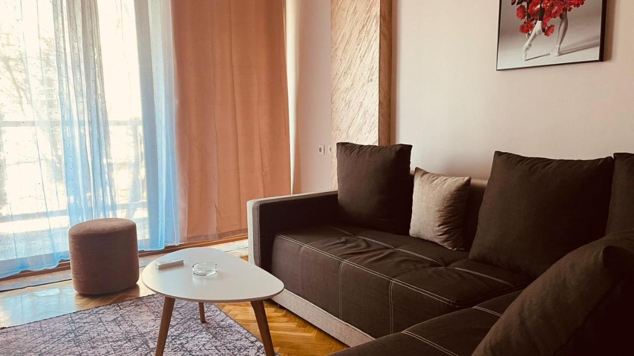 Majdini Clock Tower Apartman พอดโกริกา ภายนอก รูปภาพ