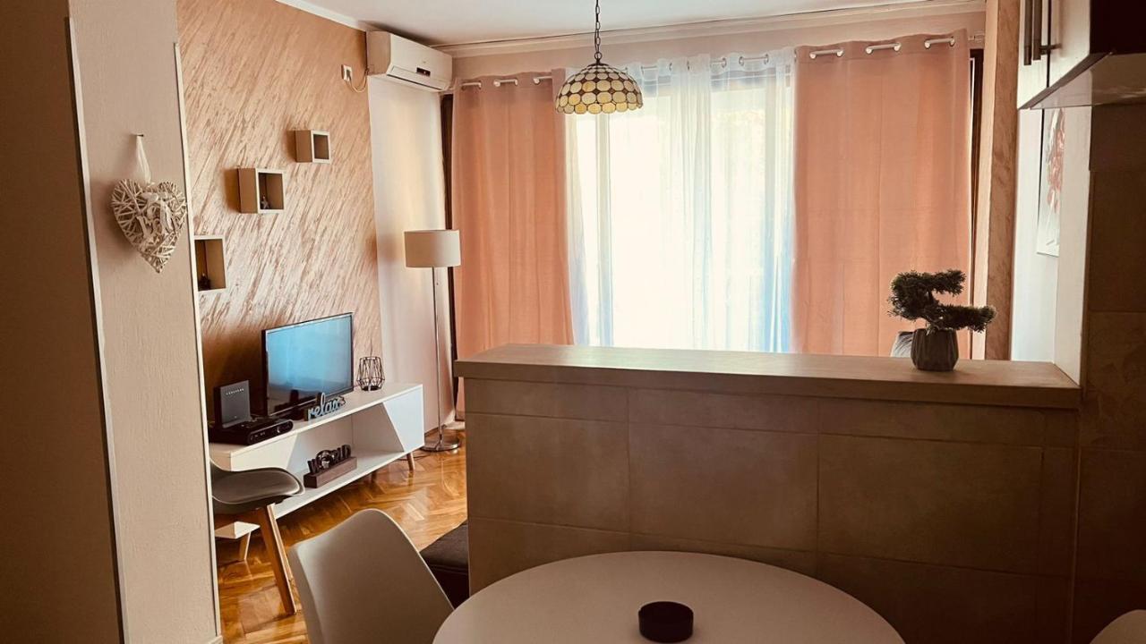 Majdini Clock Tower Apartman พอดโกริกา ภายนอก รูปภาพ