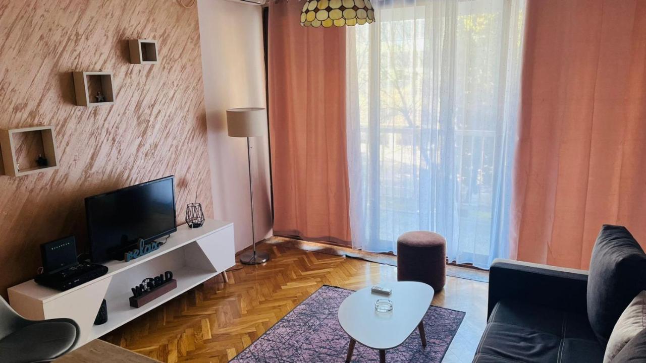 Majdini Clock Tower Apartman พอดโกริกา ภายนอก รูปภาพ